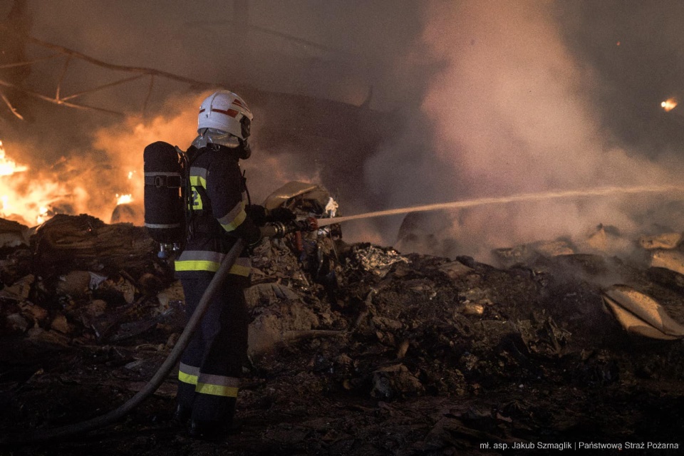 Dogaszanie pogorzeliska hali/fot. mł. asp. Jakub Szmaglik/PSP/Facebook/KW PSP Toruń