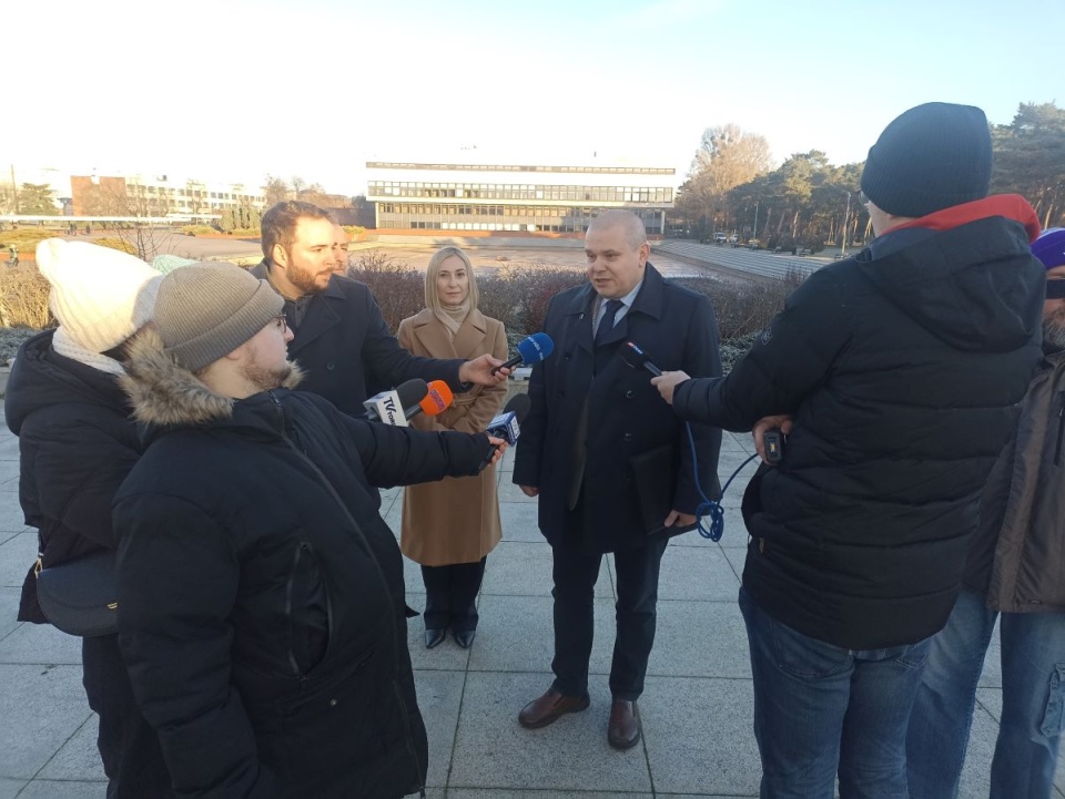 Prof. Radosław Sojak i kanclerz Karolina Sokalska na tle Biblioteki Uniwersyteckiej/fot. Monika Kaczyńska