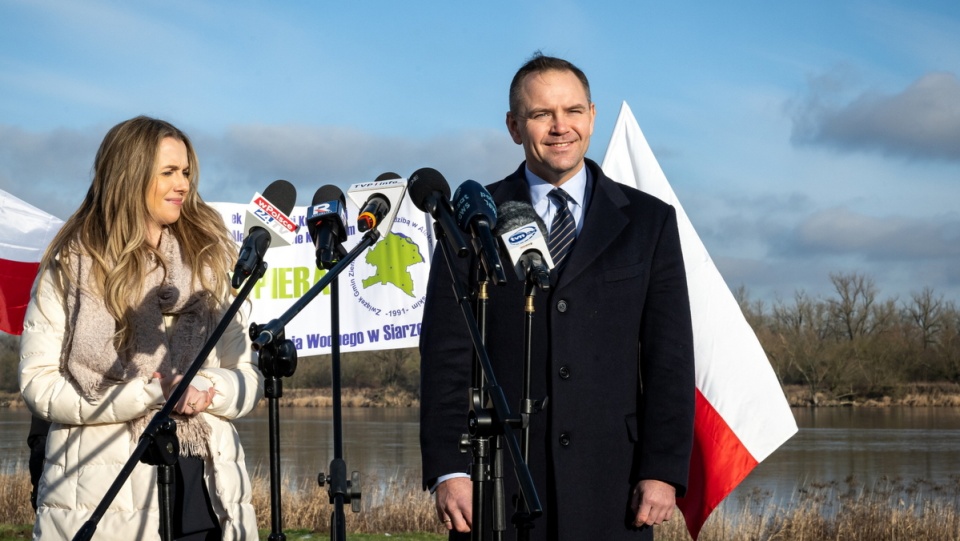 Karol Nawrocki - kandydat na prezydenta popierany przez Prawo i Sprawiedliwość oraz jego rzeczniczka Emilia Wierzbicki podczas konferencji w Ciechocinku/fot. Tytus Żmijewski, PAP