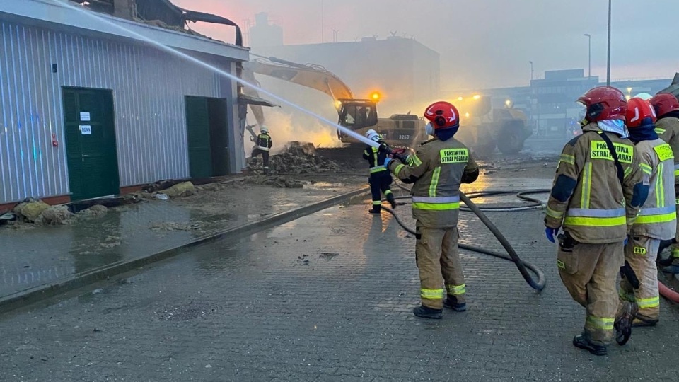 Dogaszanie pożaru hali firmy Neupack w Bydgoszczy/fot. MMP Neupack Polska Bydgoszcz, Facebook