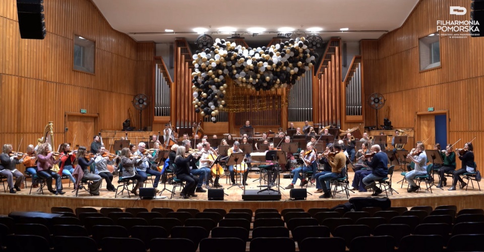 Orkiestra Symfoniczna Filharmonii Pomorskiej w Bydgoszczy zagrała dla nas „Sto lat"/wideo: FP