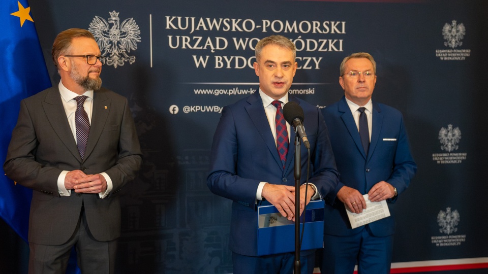 Wicepremier i minister cyfryzacji Krzysztof Gawkowski (w środku) na konferencji prasowej dotyczącej e-Doręczeń. Po prawej: wicewojewoda Piotr Hemmerling, po prawej: Mirosław Kozłowicz, zastępca prezydenta Bydgoszczy/fot. Urząd Wojewódzki Bydgoszcz