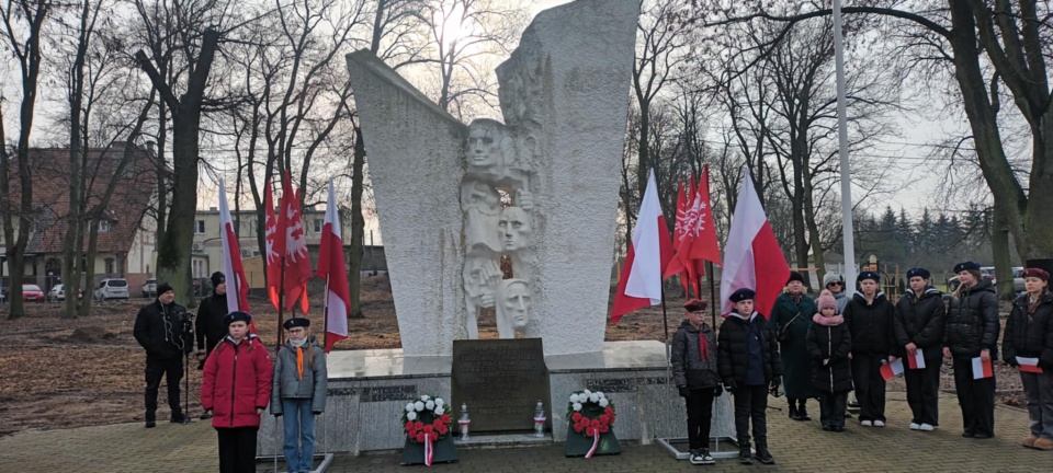 Uroczyste obchody wyzwolenia Strzelna odbyły się pod Pomnikiem Pomordowanych w czasie II wojny Światowej. / Fot. Marcin Glapiak