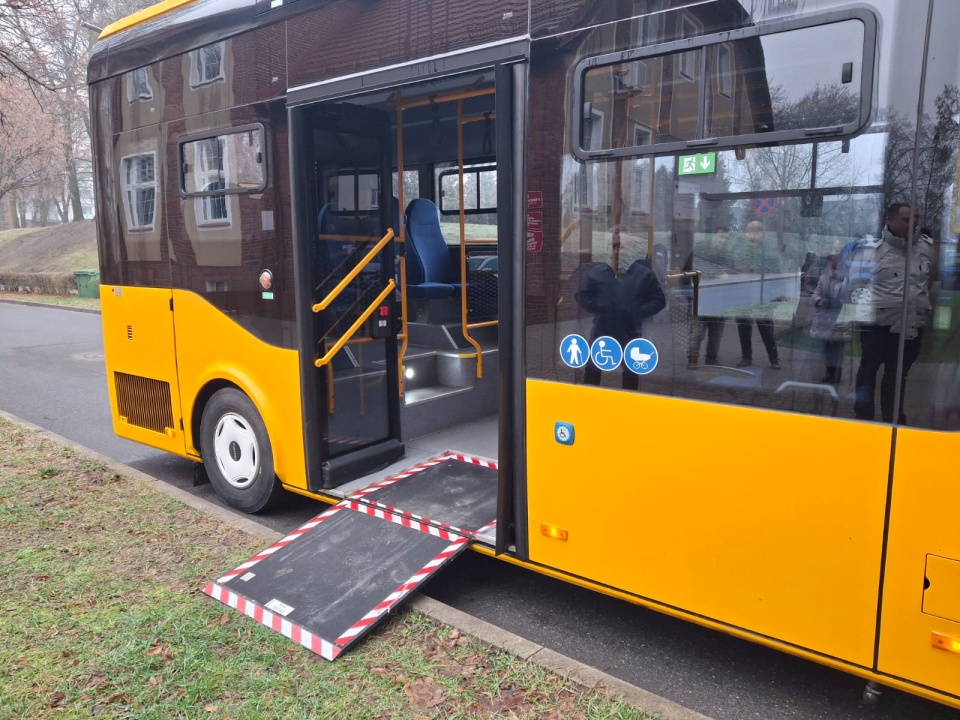 Tak prezentuje się nowoczesny autobus elektryczny, który testowany jest na drogach powiatu świeckiego. / Fot. Marcin Doliński