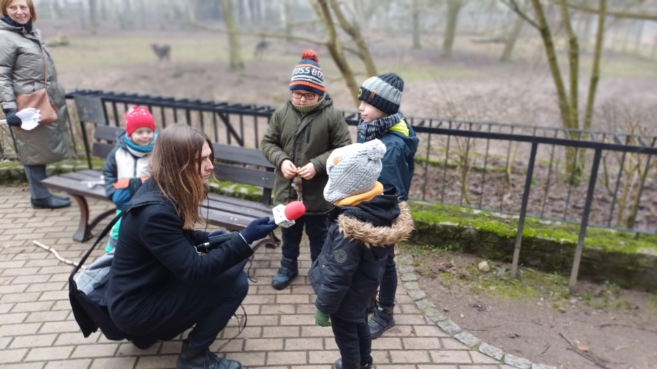 Wiktor Sobociński i mali uczestnicy zajęć w zoo/fot. Katarzyna Bogucka