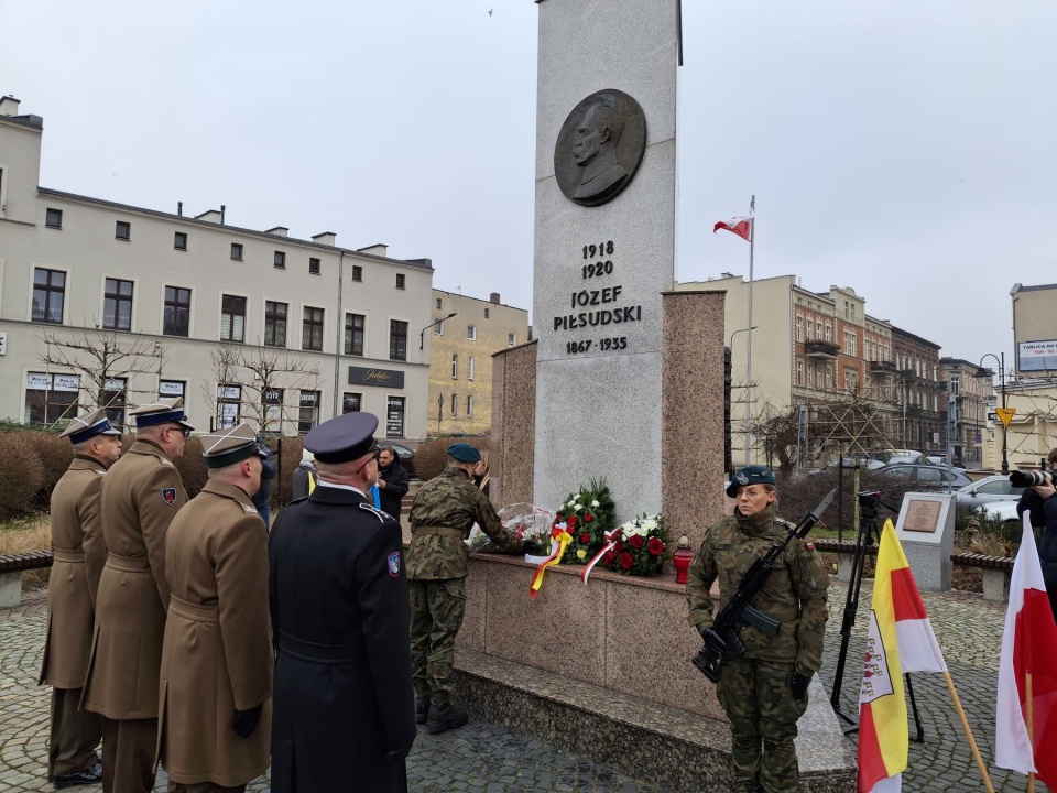 Złożenie kwiatów pod pomnikiem Marszałka Józefa Piłsudskiego w Grudziądzu/fot. Marcin Doliński