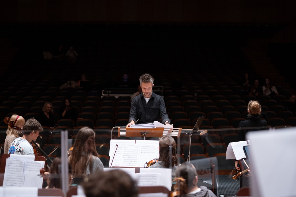 Adam Sztaba przygotowuje młodzież do koncertu finałowego Orchestry4Young/fot: Facebook, Filharmonia Pomorska, J. Narewska/A.Kujawski