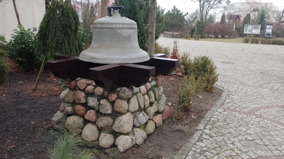 Dzwon stojący przed parafią św. Antoniego na toruńskich Wrzosach/fot. Michał Zaręba