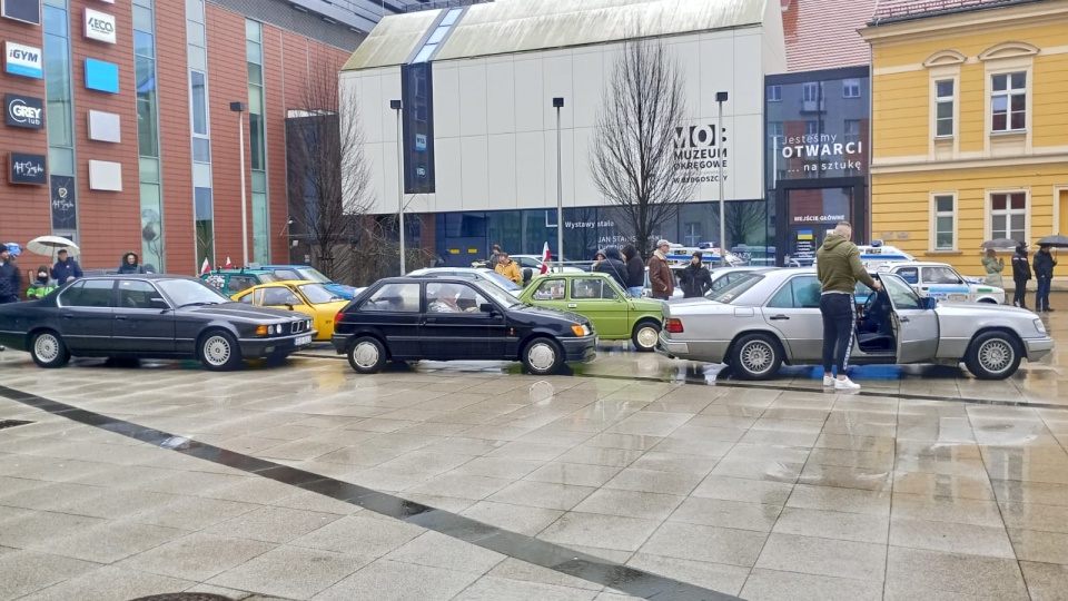 Plac przed Bydgoskim Centrum Finansowym wypełnił się klasycznymi samochodami. Tym samym rozpoczęła się 7. Retro Karawana/fot: Wiktor Sobociński