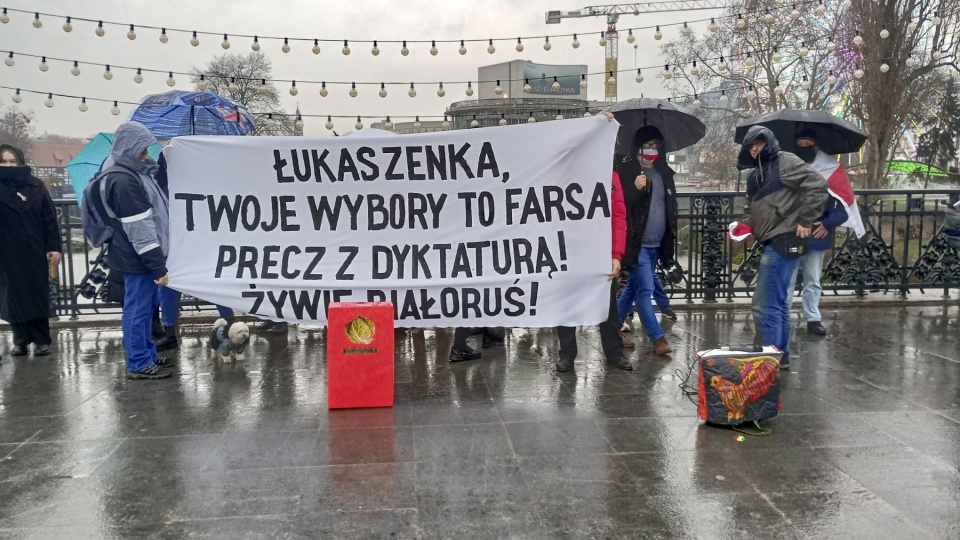 Na moście Jerzego Sulimy-Kamińskiego w Bydgoszczy odbyła się manifestacja Białorusinów przeciwko trwającym wyborom w ich ojczyźnie/fot: Wiktor Sobociński