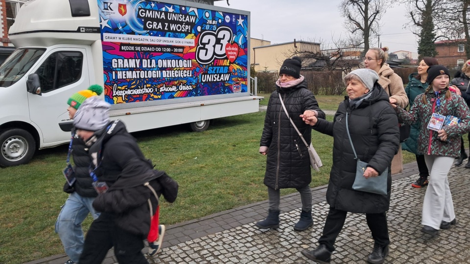 Mieszkańcy Unisławia podjęli próbę bicia rekordu w tańczeniu poloneza/fot: Damian Klich