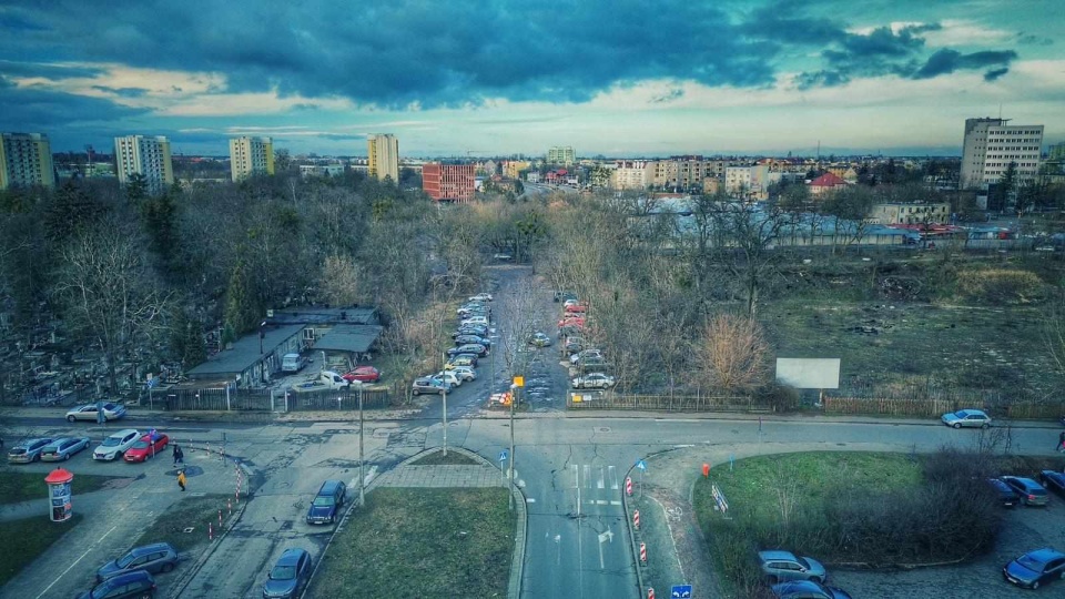 W I etapie prac wykonawca wyłączy z ruchu i parkowania gruntowy odcinek od ul. Gałczyńskiego do bramy wjazdowej na targowisko miejskie od strony ul. Dekerta/© UMT 2025, autor: MC, licencja: CC BY-NC 4.0