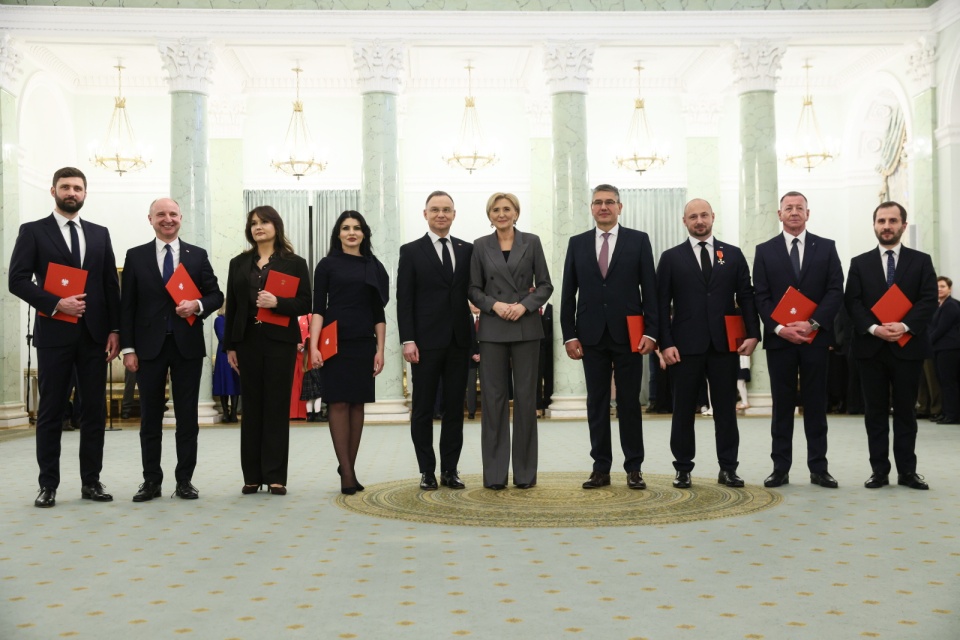 Prezydent RP Andrzej Duda (C-L), pierwsza dama Agata Kornhauser-Duda (C-P), ustępujący szef BBN Jacek Siewiera (2L), nowo powołany sekretarz stanu w Biurze Bezpieczeństwa Narodowego - szef BBN gen. broni Dariusz Łukowski (4P), powołany ze stanowiska zastępcy szefa BBN na stanowisko sekretarza stanu, zastępcy szefa BBN Mirosław Wiklik (3P), odwołany ze stanowiska szefa Biura Polityki Międzynarodowej KPRP, powołany na stanowisko sekretarza stanu, zastępcy szefa BBN ds. międzynarodowej polityki bezpieczeństwa