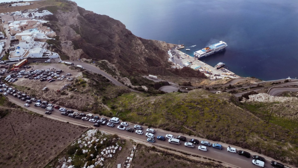 Tysiące osób opuściły Santorini w obawie przed trzęsieniem ziemi/fot. PAP/EPA/CHRISTOS YANTSIS