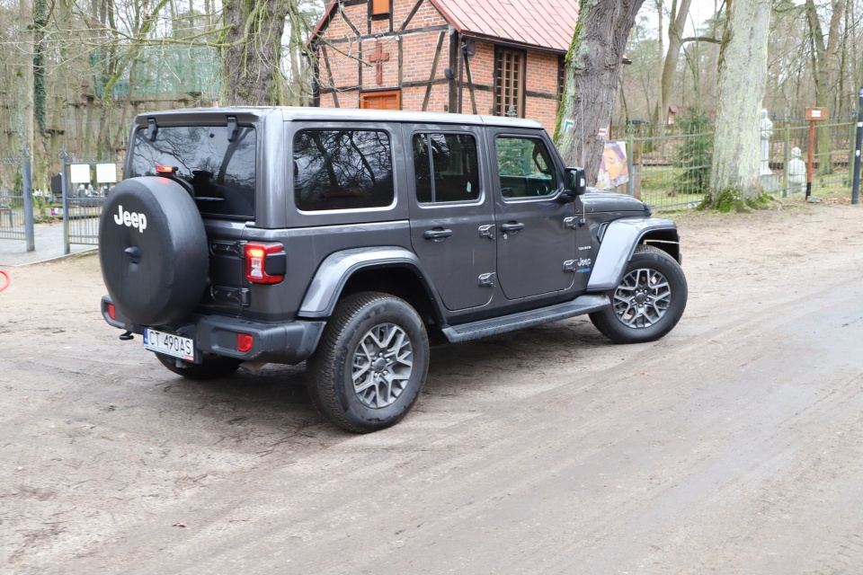 Jeep wystawiony na sprzedaż przez Regionalną Dyrekcję Lasów Państwowych w Toruniu/fot. Regionalna Dyrekcja Lasów Państwowych w Toruniu, Facebook