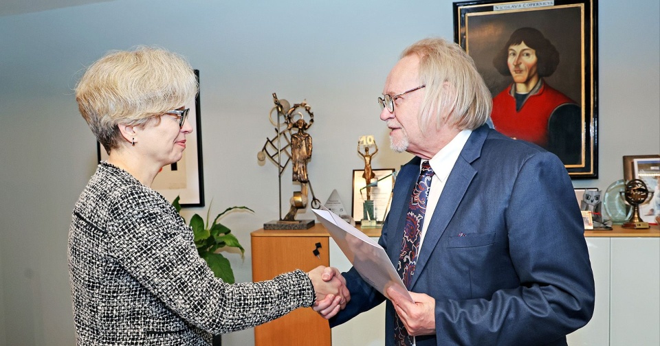 Dr Beata Rutkowska i rektor UMK prof. Andrzej Tretyn/fot. Andrzej Romański, portal.umk.pl