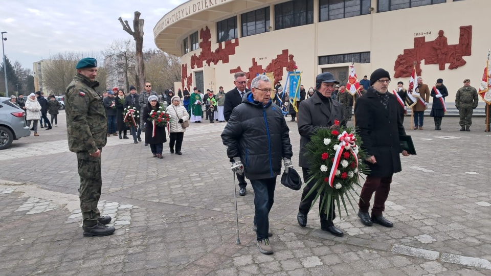 Uroczystość przy pomniku zesłańców Sybiru przed kościołem pw. Świętych Polskich Braci Męczenników/fot. Damian Klich