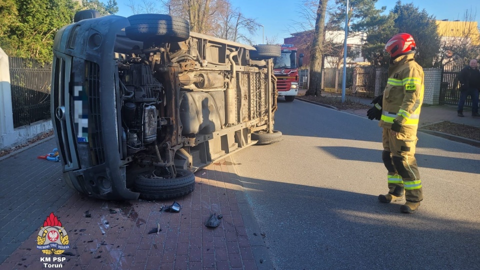 Bus przewrócił się na bok, osobówka zatrzymała się na słupie. Zdarzenie w Toruniu/fot. Marcin Matwiejczuk/KM PSP Toruń/Facebook