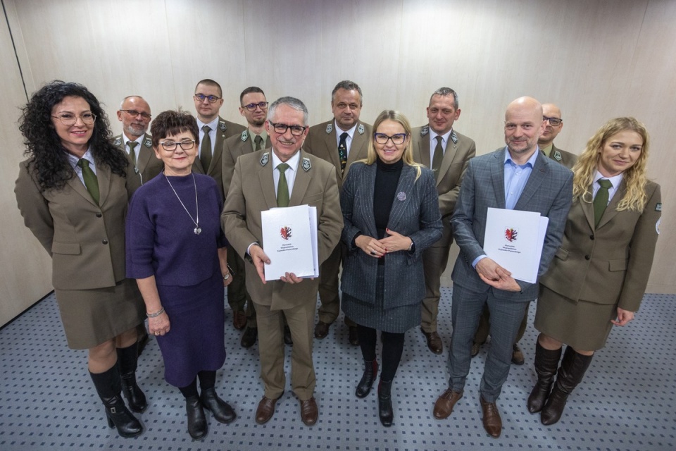 Ceremonia podpisania umowy dotyczącej inwentaryzacji owadów zapylających/ fot. Mikołaj Kuras dla UMWKP