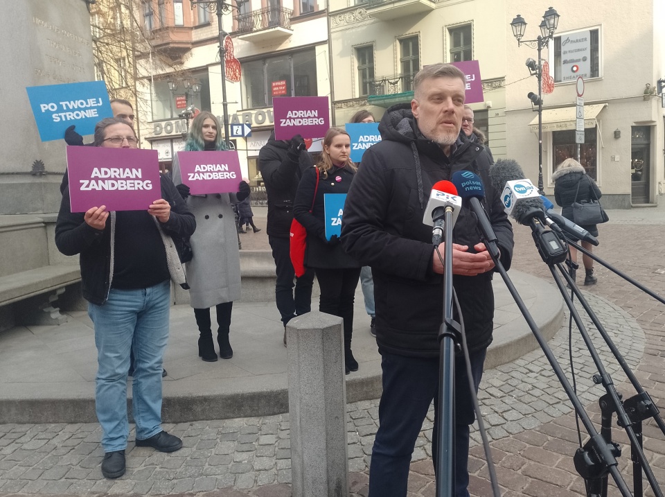 Adrian Zandberg podczas konferencji prasowej pod pomnikiem Kopernika w Toruniu. / Fot. Michał Zaręba