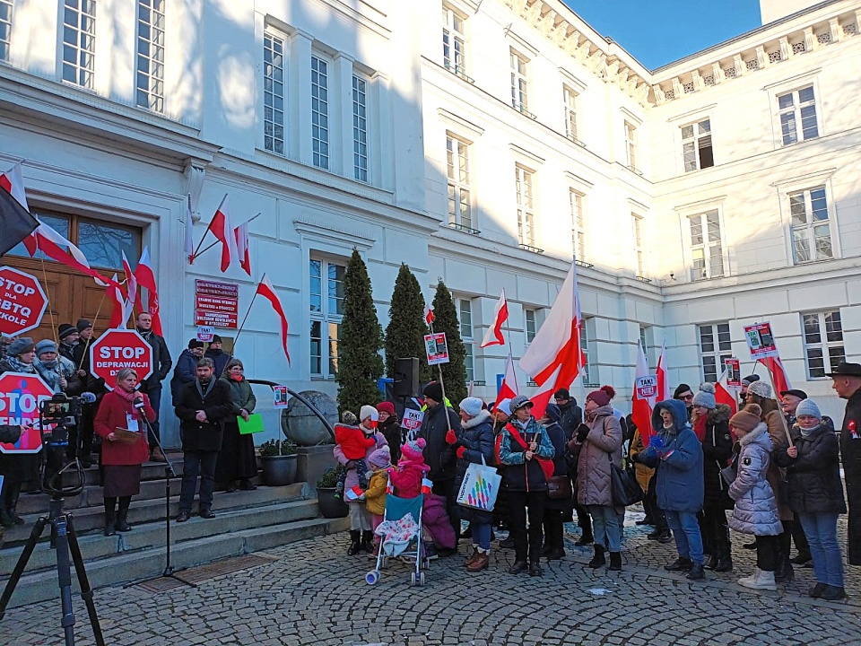 „Tak dla edukacji! Nie dla deprawacji!" - protest pod takim hasłem odbył się przed Urzędem Wojewódzkim w Bydgoszczy/fot. Monika Siwak