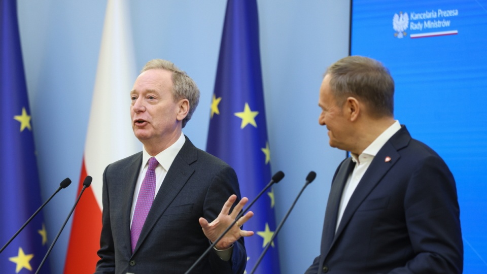 Premier Donald Tusk (z prawej) oraz prezydent i wiceprezes Microsoft Corporation Brad Smith/fot. Leszek Szymański, PAP