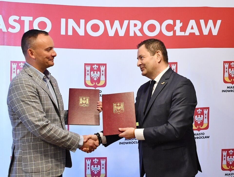 Prezydent Arkadiusz Fajok podpisał umowę z dyrektorem Solaris Bus & Coach Andrzejem Sienkiewiczem na zakup pięciu autobusów elektrycznych/fot. Miasto Inowrocław