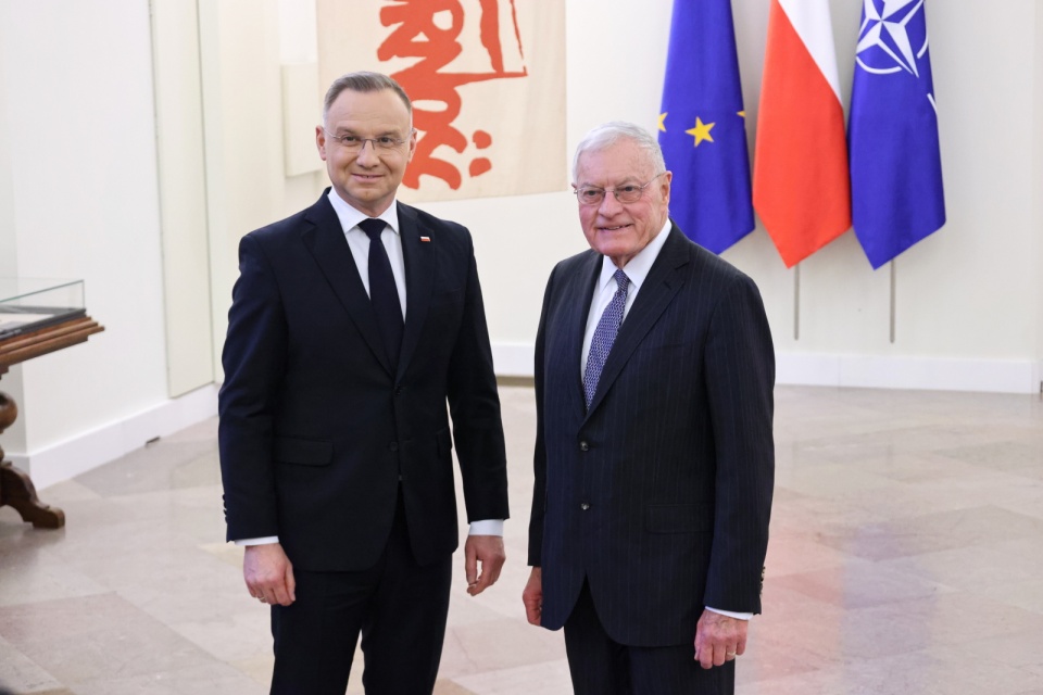 Prezydent RP Andrzej Duda (L) oraz pełnomocnik prezydenta USA Donalda Trumpa do spraw Ukrainy gen. Keith Kellog (P) podczas spotkania w Pałacu Prezydenckim w Warszawie/fot. Albert Zawada/PAP