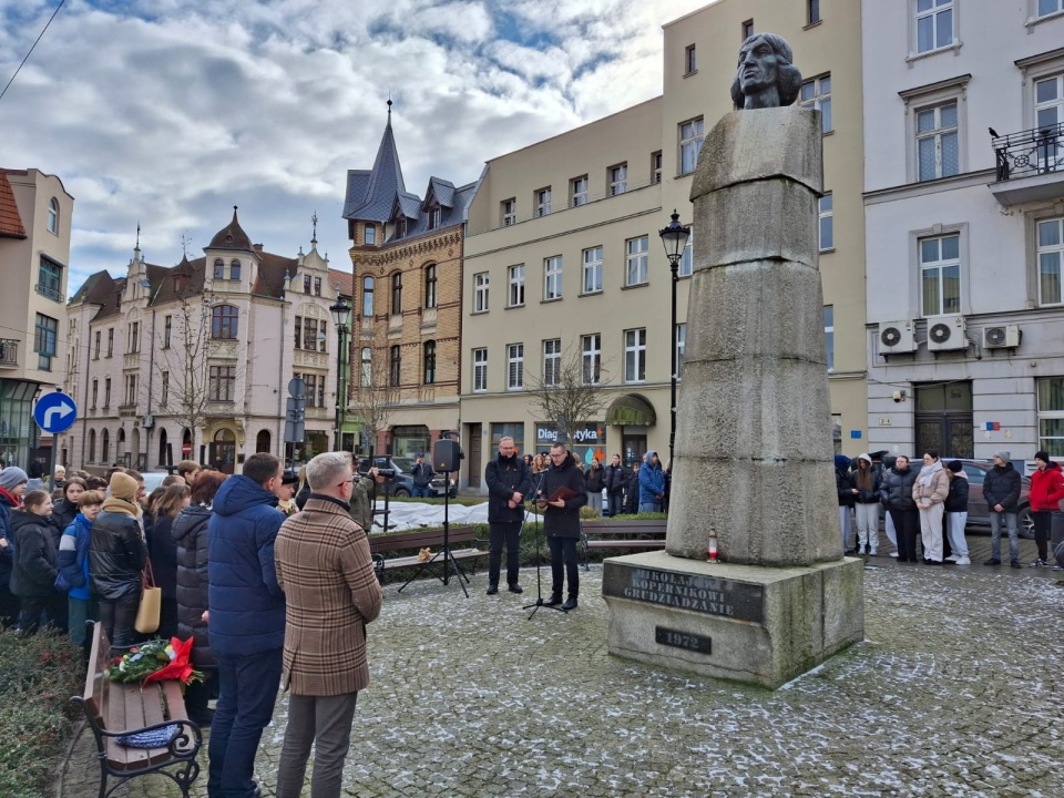 W Grudziądzu w rocznicę urodzin Mikołaja Kopernika złożono kwiaty pod jego pomnikiem. / Fot. Marcin Doliński