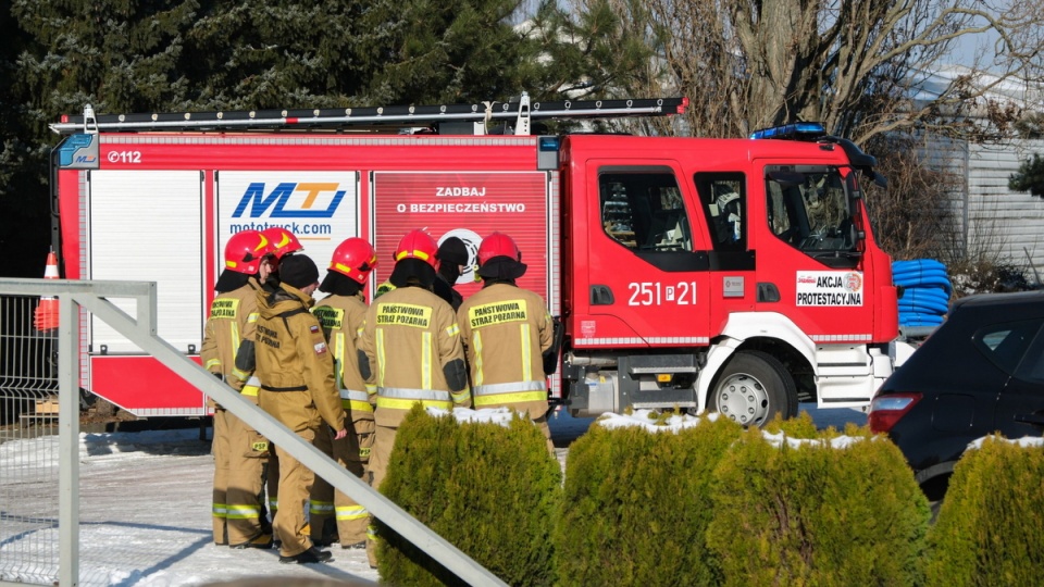 Służby pracują na terenie obiektu w Komornikach pod Poznaniem, gdzie w środę pracownicy znaleźli fragment rakiety Falcon 9./fot. Jakub Kaczmarczyk, PAP