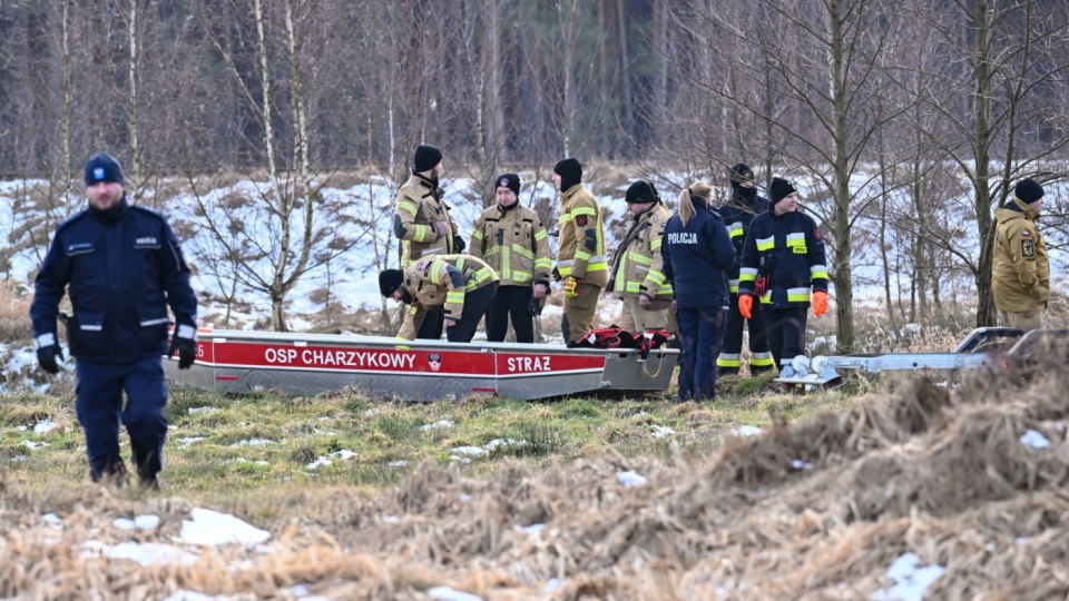 Działania policji i straży pożarnej w miejscu upadku niezydentyfikowanego obiektu do zbiornika wodnego na terenie gospodarstwa rolnego w Będźmierowicach/fot: PAP, Piotr Kowala