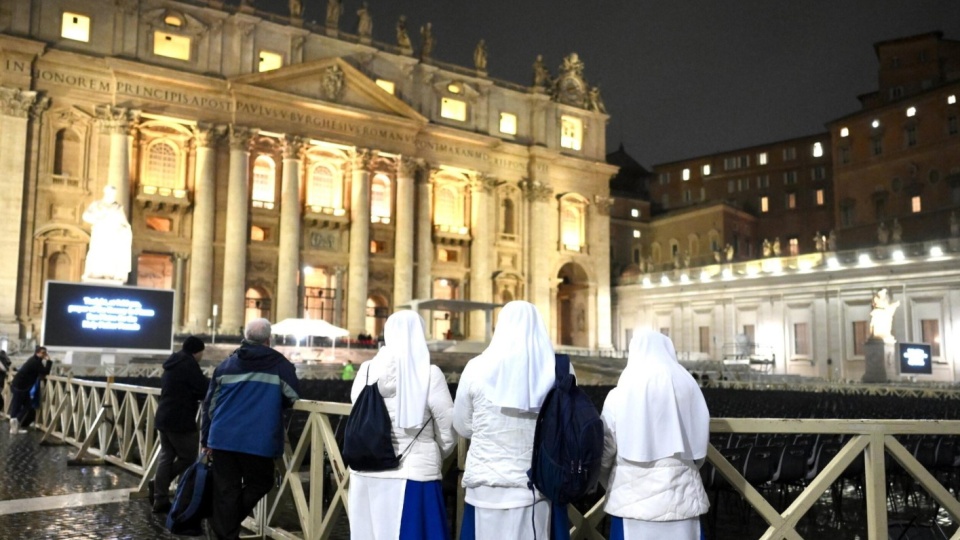 Na placu Świętego Piotra o godz. 21:00 będą odbywać się modlitwy różańcowe o zdrowie dla papieża Franciszka/fot: EPA, Alessandro Di Meo