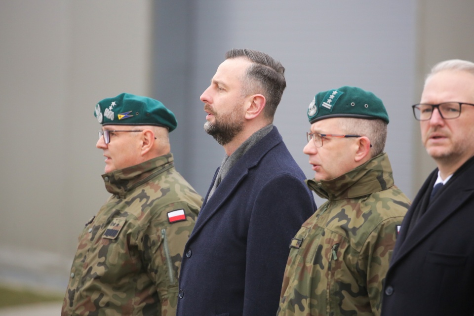 Wicepremier, minister obrony narodowej Władysław Kosiniak-Kamysz podczas spotkania z żołnierzami 16. Brygady Zmotoryzowanej w siedzibie jednostki w Załuskach. Fot. PAP/Tomasz Waszczuk