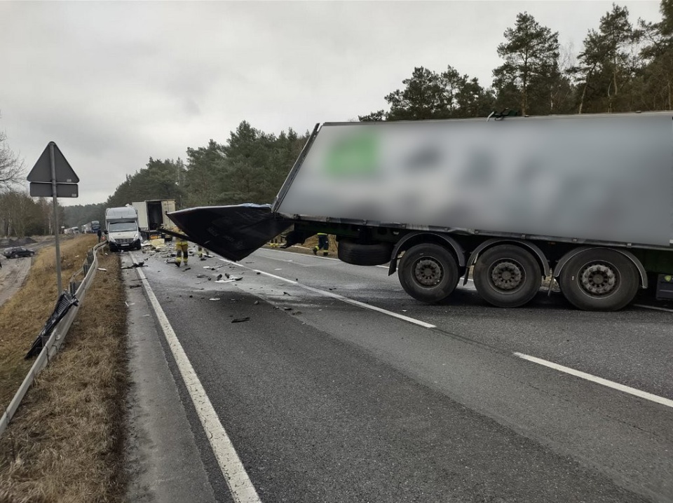 W trakcie zderzenia samochodów ciężarowych lecące odłamki karoserii spowodowały uszkodzenia aut. / Fot. Materiały policji