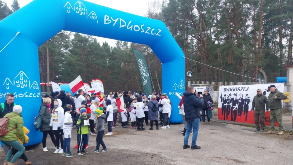 Ponad 500 osób, w tym wójt gminy Sicienko, wzięło udział w niedzielnym, 4. Biegu Tropem Wilczym/fot. Jolanta Fischer