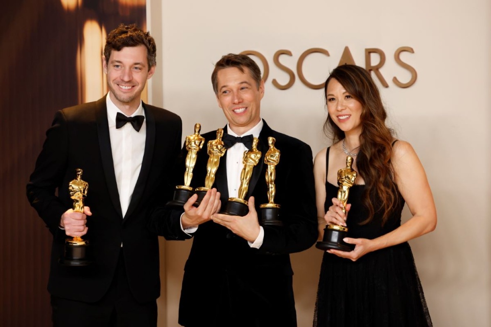 Alex Coco, Sean Baker i Samantha Quan z Oscarami/fot. PAP/EPA/CAROLINE BREHMAN