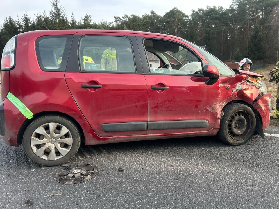 Dwie osoby podróżujące citroenem zostały przewiezione do bydgoskich szpitali/fot. OSP Brzoza, Facebook