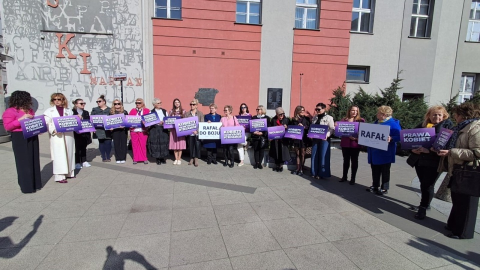 Posłanki KO zachęcały panie w Dzień Kobiet do głosowania na Rafała Trzaskowskiego w nadchodzących wyborach prezydenckich/fot: Damian Klich