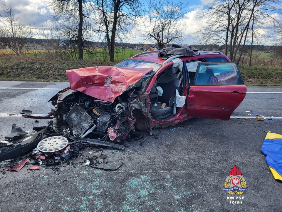 Kierowca i pasażerka samochodu osobowego zostali zabrani do szpitala - informuje straż pożarna/fot. KM PSP w Toruniu, Facebook