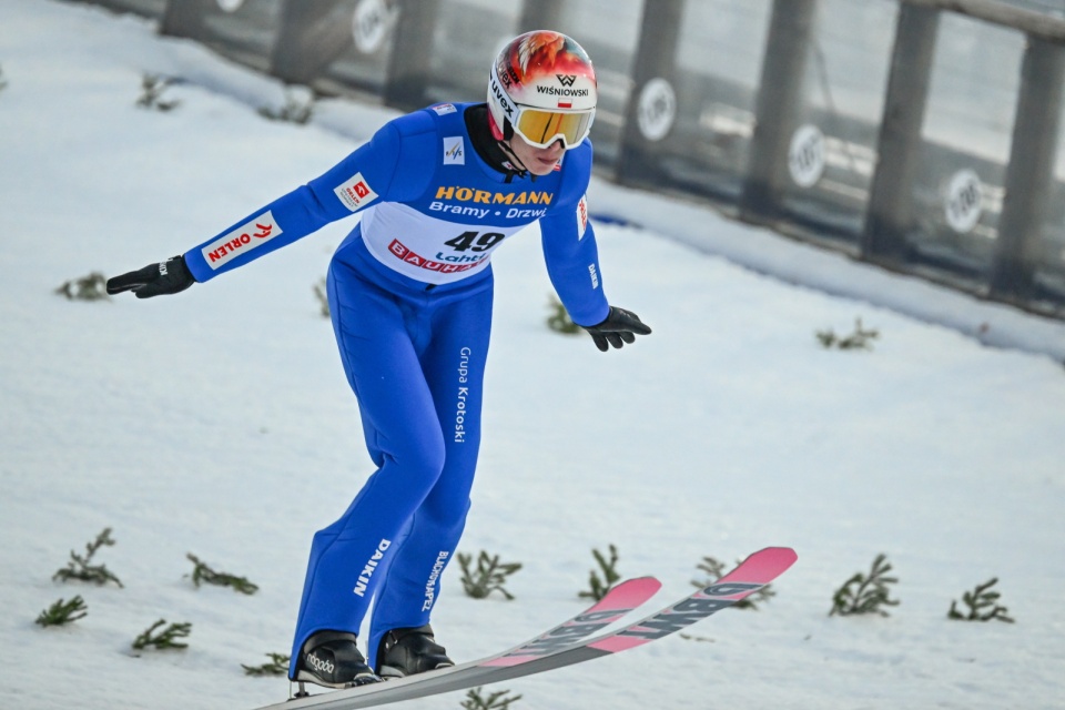 Paweł Wąsek na podium PŚ w Lahti/fot. PAP/EPA/Kimmo Brandt