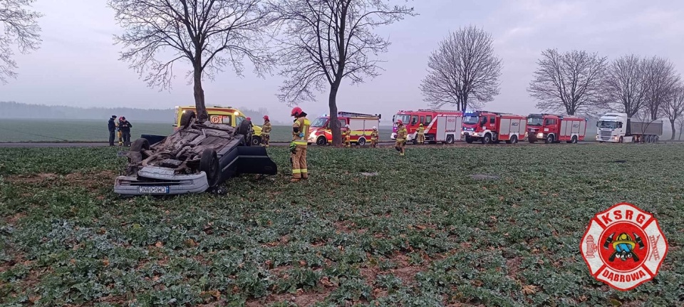 W Parlinie dachował samochód osobowy. Kierowca został zabrany do szpitala/fot: Facebook, OSP Dąbrowa