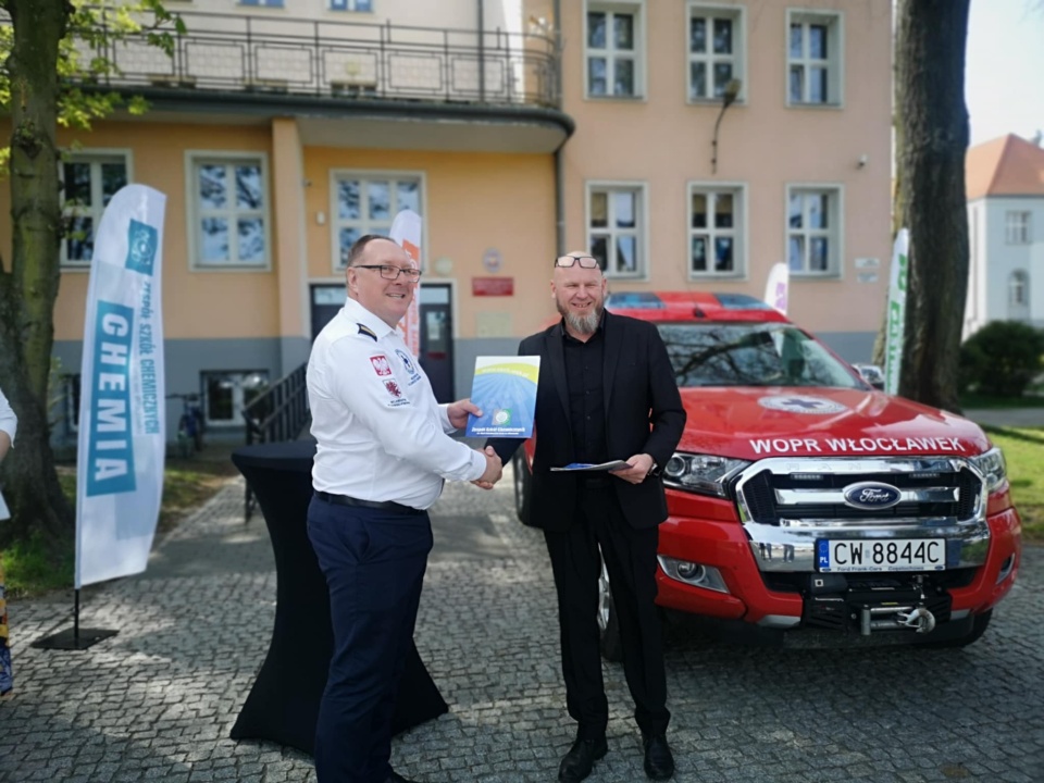 Dyrektor szkoły Maciej Kowalczyk i Sławomir Mularski, prezes Wodnego Ochotniczego Pogotowia Ratunkowego we Włocławku podpisali umowę o współpracy/fot. Agnieszka Marszał