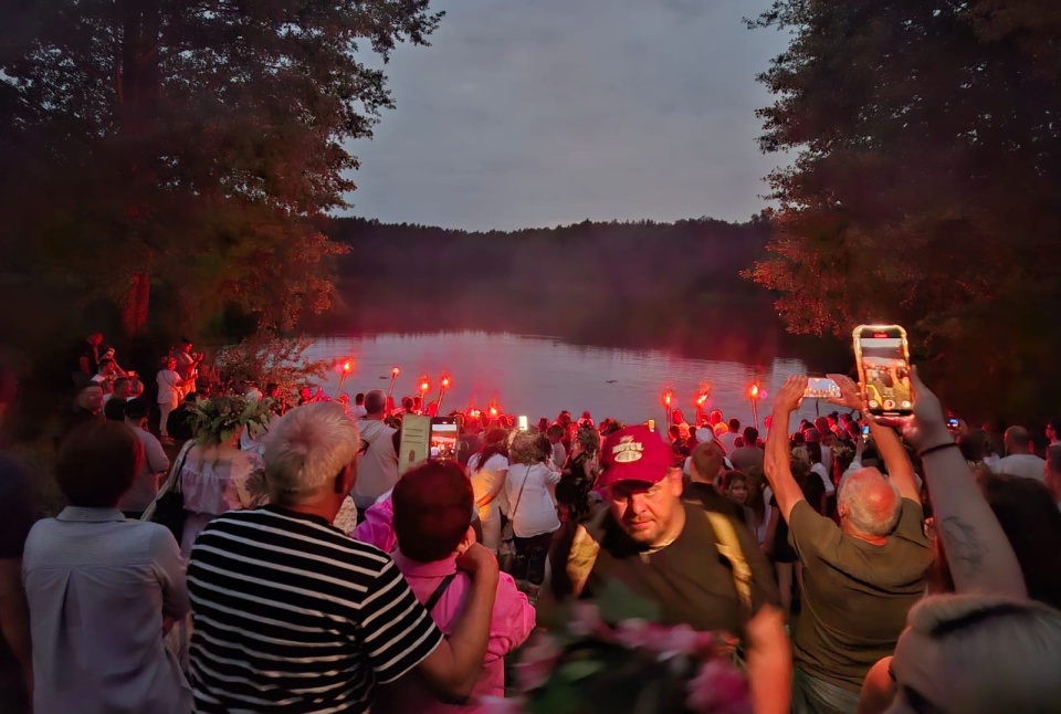 To był magiczny wieczór. Noc Kupały nad jeziorem w Dzikowie [zdjęcia, wideo]